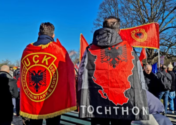 Me qindra qytetarë nga Kosova protestojnë në sheshin e Hagës