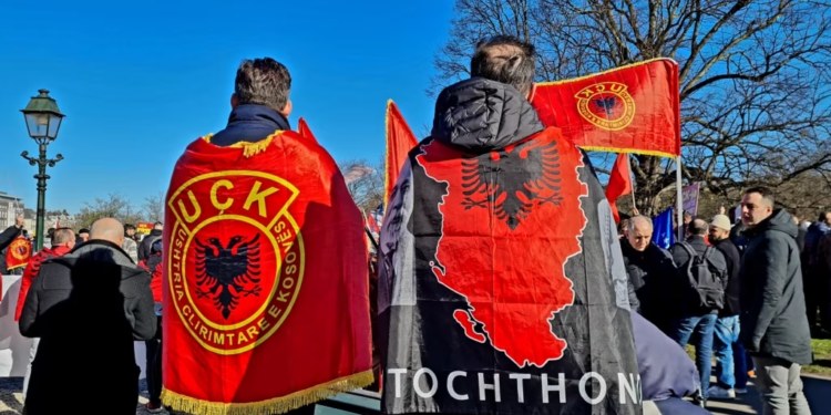 Me qindra qytetarë nga Kosova protestojnë në sheshin e Hagës