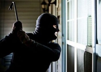 Hajnat hyjnë me forcë dhe i vjedhin ari, para e televizor