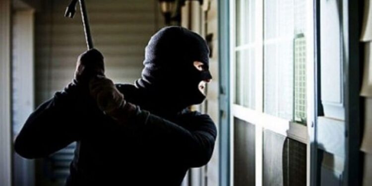 Hajnat hyjnë me forcë dhe i vjedhin ari, para e televizor