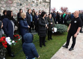 Haradinaj kujton vëllain Shkëlzenin dhe bashkëluftëtarët në përvjetorin e rënies