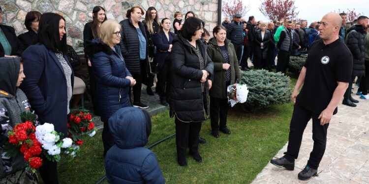 Haradinaj kujton vëllain Shkëlzenin dhe bashkëluftëtarët në përvjetorin e rënies