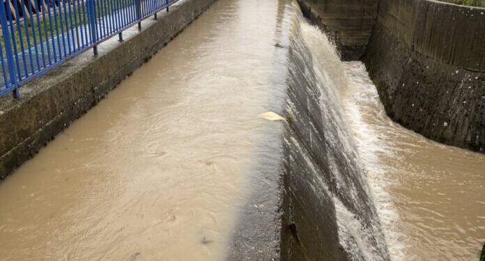 Një person dyshohet se ka rënë në kanalin e Ibrit