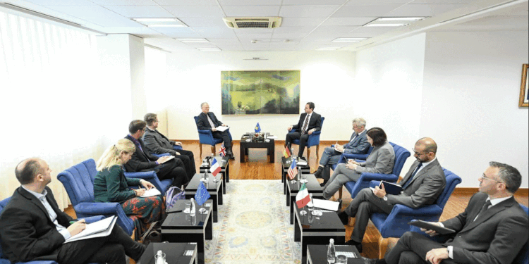 Kurti takohet me ambasadorët e QUINT-it, diskutojnë për zbatimin e marrëveshjes me Serbinë