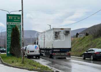 Vazhdon dërgimi i kontejnerëve të rinjë në stacione policore për zgjedhjet në veri
