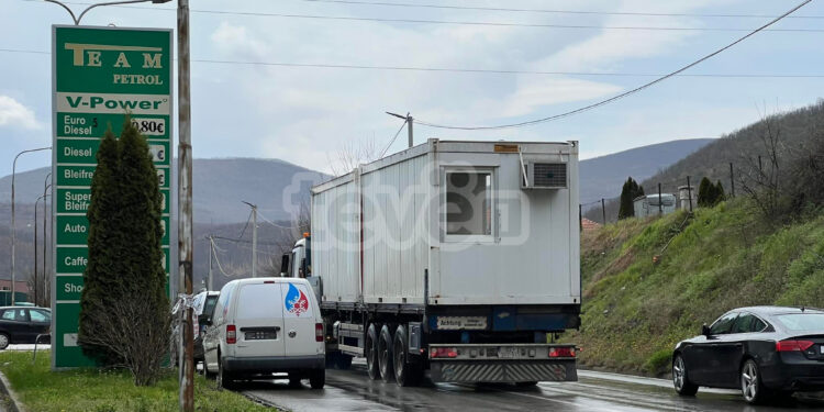 Vazhdon dërgimi i kontejnerëve të rinjë në stacione policore për zgjedhjet në veri