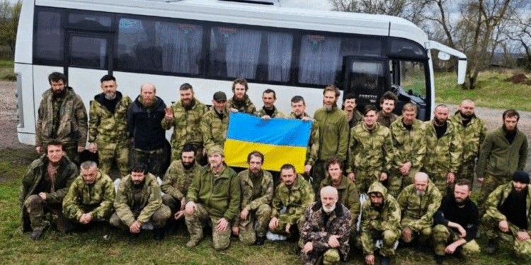 Ukraina: 130 ushtarë janë liruar “në këmbimin e madh të të burgosurve për Pashkë”