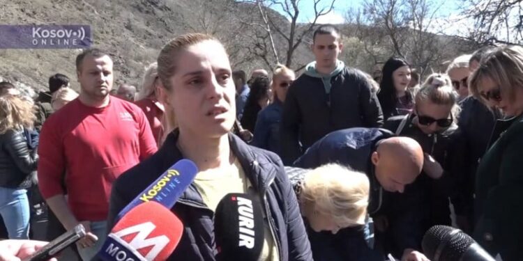 Gruaja e serbit të plagosur: Gjendja e burrit është stabile, fëmijët janë të shqetësuar