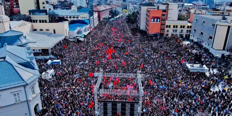 Dhjetëra mijëra njerëz kërkojnë drejtësi