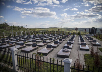 Kurti: E vërteta e 5 prillit 1999 në Rezallë s’mund të groposet e mbulohet në varreza masive