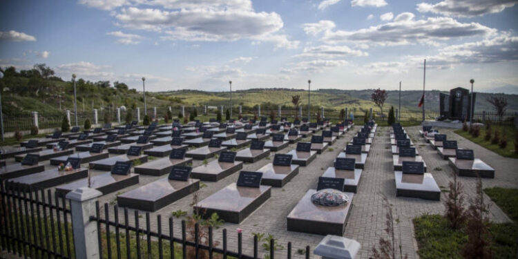 Kurti: E vërteta e 5 prillit 1999 në Rezallë s’mund të groposet e mbulohet në varreza masive