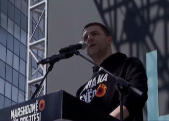 Krasniqi njofton se Thaçi e të tjerët po e përcjellin drejtpërdrejt “Marshin për Drejtësi”, përcillet me duartokitje e ovacione