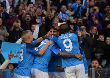 Napoli gati të hapë shampanjën e titullit