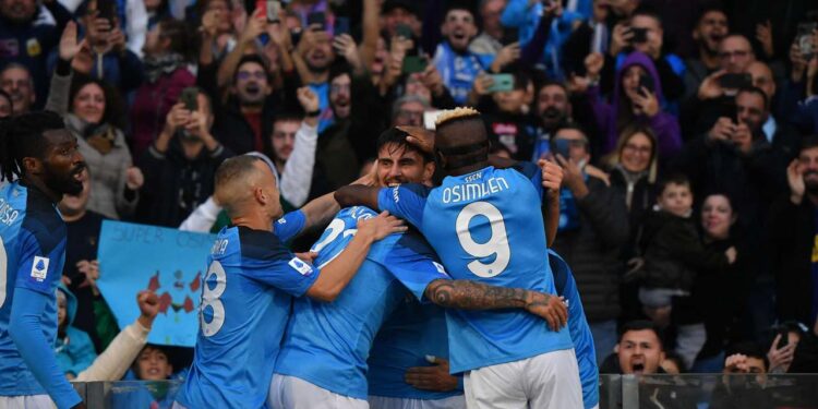 Napoli gati të hapë shampanjën e titullit