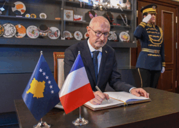 Ambasadori francez: Zgjedhjet me kaq pak votues nuk kontribuojnë në një zgjidhje politike