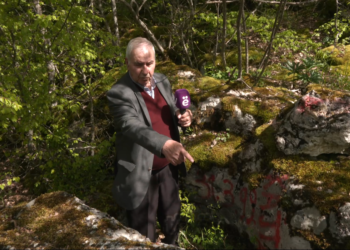 Si mbijetuan babë e bir 27 ditë mes shkëmbinjve?