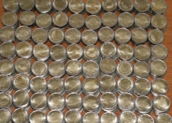 Policia konfiskon mbi 10 mijë euro të falsifikuara në bankota nga dy euro