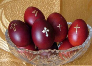 Besimtarët ortodoksë kremtojnë pashkët