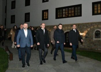 Petkoviq në Deçan, merr pjesë në liturgjinë e mesnatës së pashkëve