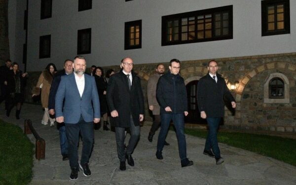 Petkoviq në Deçan, merr pjesë në liturgjinë e mesnatës së pashkëve