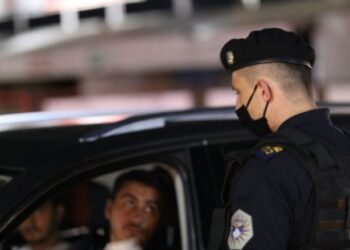 Posedonte një maskë në veturë dhe nuk i ndalet policit, arrestohet