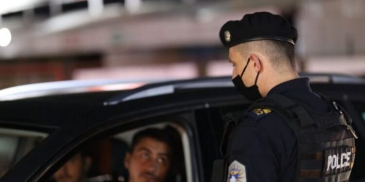 Posedonte një maskë në veturë dhe nuk i ndalet policit, arrestohet