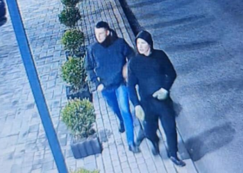 Policia kërkon ndihmën e qytetarëve për identifikimin e dy personave të dyshuar për zjarrvënie