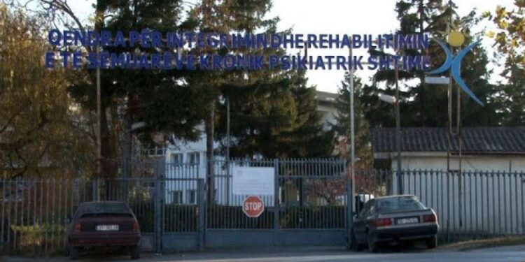 Vdes një person në Qendrën Integruese Rehabilituese në Shtime