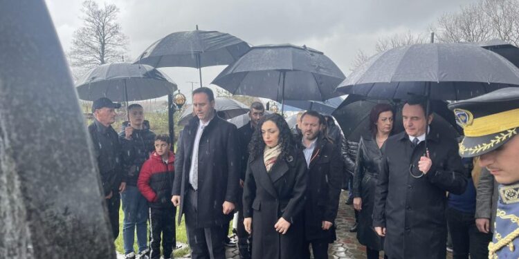 Krerët e shtetit nderojnë viktimat e masakrës së Poklekut, në 24-vjetorin e rënies