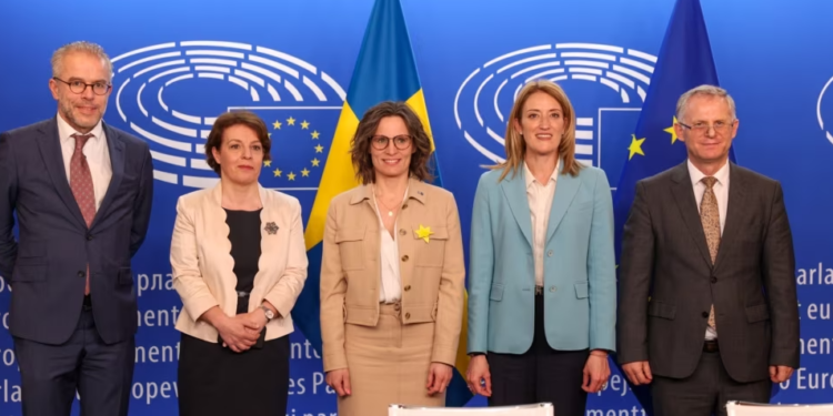 Komisioni Evropian përshëndet nënshkrimin e liberalizimit të vizave për Kosovën