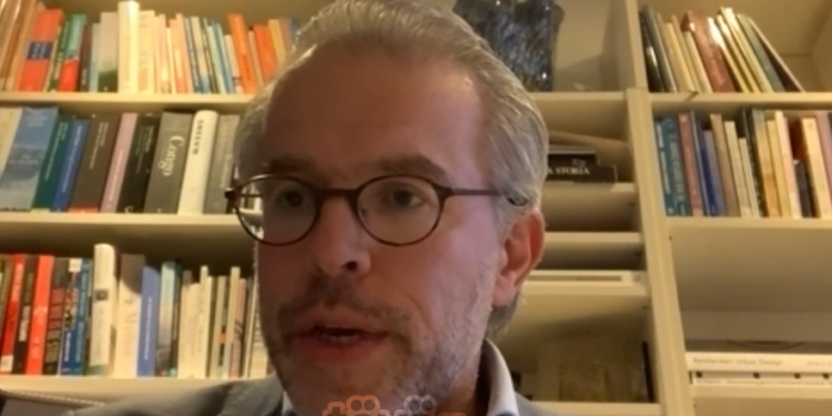 Eurodeputeti holandez: Vuçiq i do vetëm paratë e BE-së