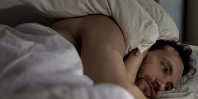 Pse jemi më të stresuar gjatë natës? Përgjigjen ekspertët