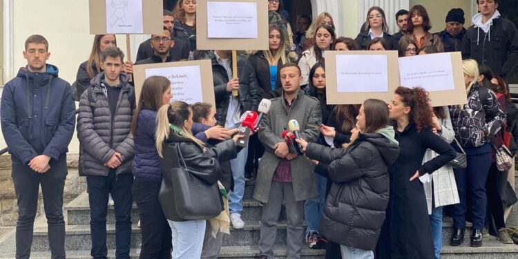 Marshojnë studentët, kërkojnë nga menaxhmenti i UP-së përjashtimin e profesorit Bejta