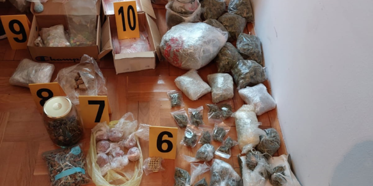 Kapen rreth 18 kg. lëndë narkotike në Prishtinë, arrestohet L.M.