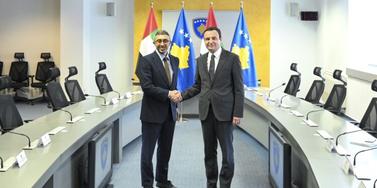 Kurti i fton Emiratet e Bashkuara Arabe t’i shohin mundësitë për investime në Kosovë