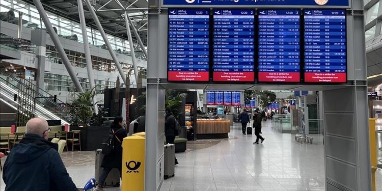 Qindra fluturime pritet të anulohen për shkak të grevave në Gjermani