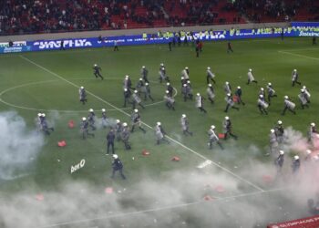 Humbën ndaj AEK, tifozët e Olympiacos pushtojnë fushën dhe shkatërrojnë stadiumin
