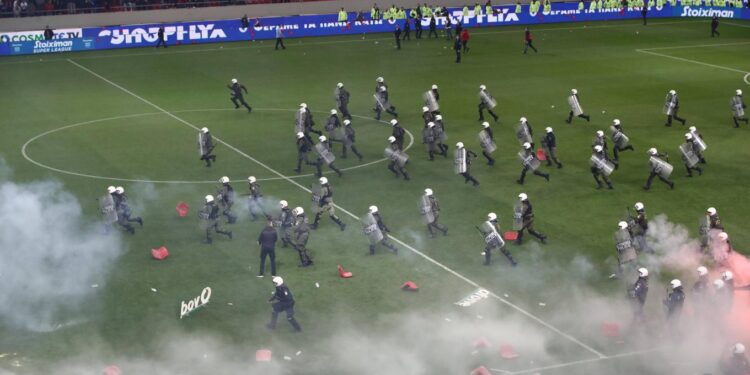 Humbën ndaj AEK, tifozët e Olympiacos pushtojnë fushën dhe shkatërrojnë stadiumin