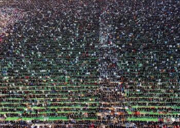 Besimtarët myslimanë mbushin plot sheshin në Tiranë për Fitër Bajram