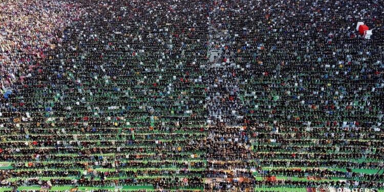 Besimtarët myslimanë mbushin plot sheshin në Tiranë për Fitër Bajram