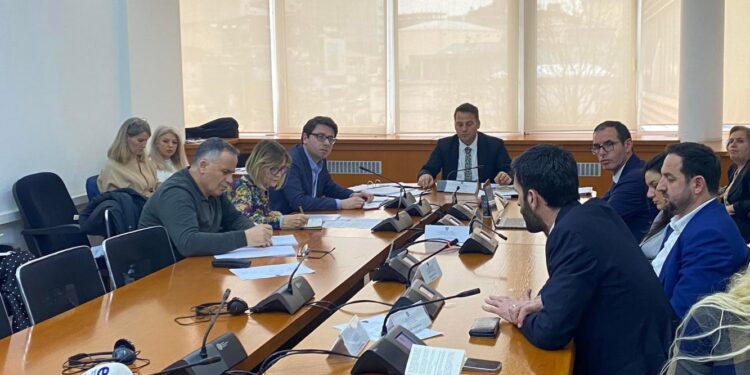 Qeveria merr kredi 25 milionë euro për përmirësimin e sistemit të transmisionit të energjisë