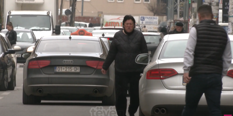 Qytetarët e Fushë-Kosovës në hall me uzurpimin e trotuareve