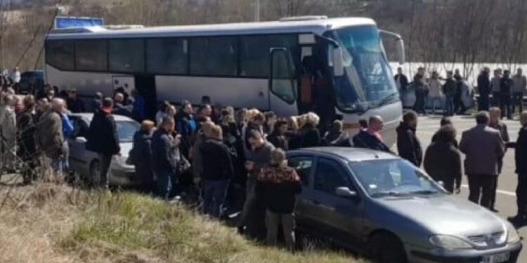 Serbët bllokojnë një rrugë në veri