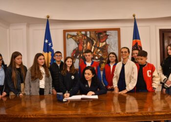 Në Ditën e Tokës, Osmani flet me disa nxënës për problemet mjedisore në Kosovë