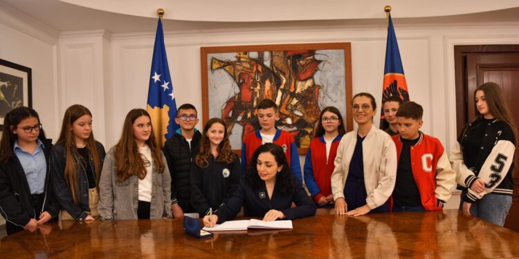 Në Ditën e Tokës, Osmani flet me disa nxënës për problemet mjedisore në Kosovë