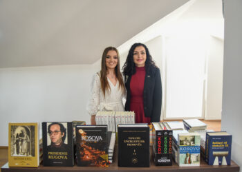 Osmani dhuron një kontingjent librash për bibliotekën shqipe të Manastirit