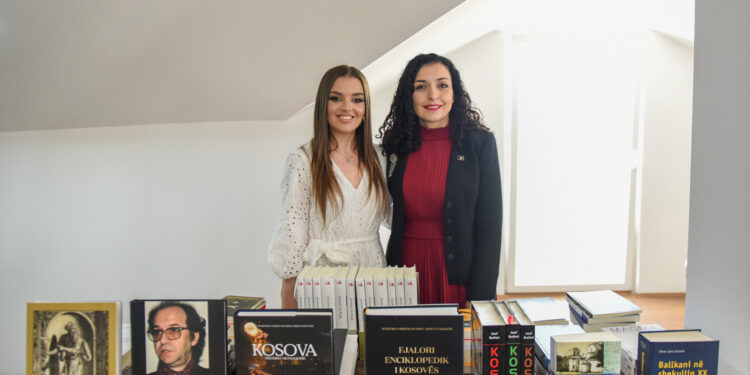 Osmani dhuron një kontingjent librash për bibliotekën shqipe të Manastirit