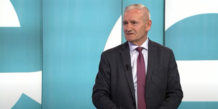 Elezaj: Në Klinë kemi nga 200 nxënës më pak në vit