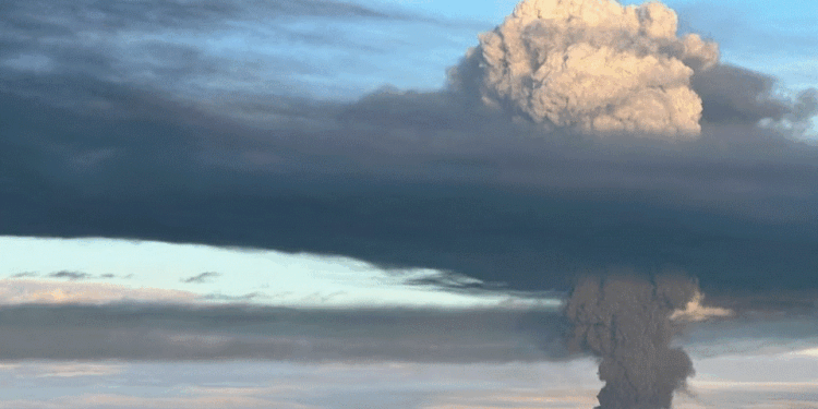 Zjarr i madh në Krime pas sulmit me dron