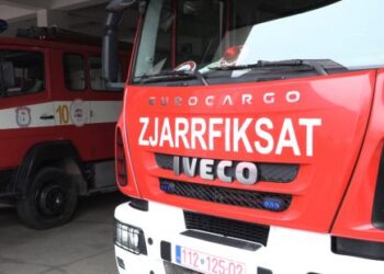 Skenderaj, qytetarit i digjet vetura në oborr të shtëpisë